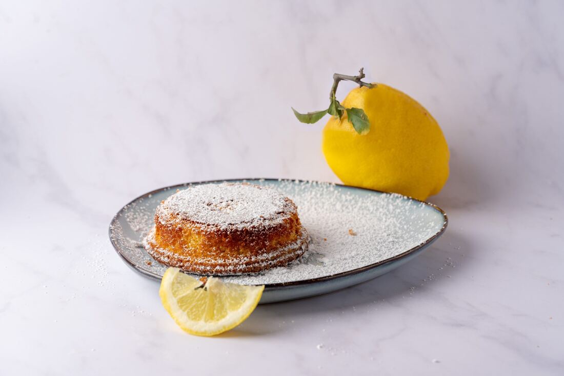 Caprese al limone su piatto di ceramica