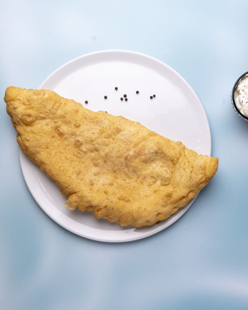 Pizza con pomodorini gialli e basilico