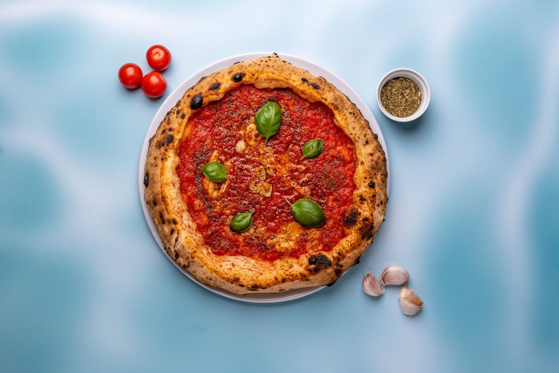 Pizza marinara con pomodoro e origano