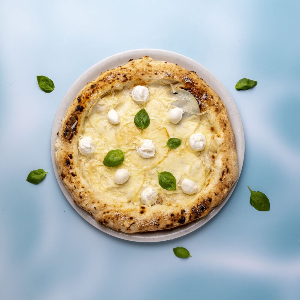 Pizza bianca con fiordilatte e basilico